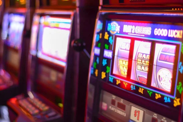Diamond Empire slot reels and symbol paytable on wdbos28